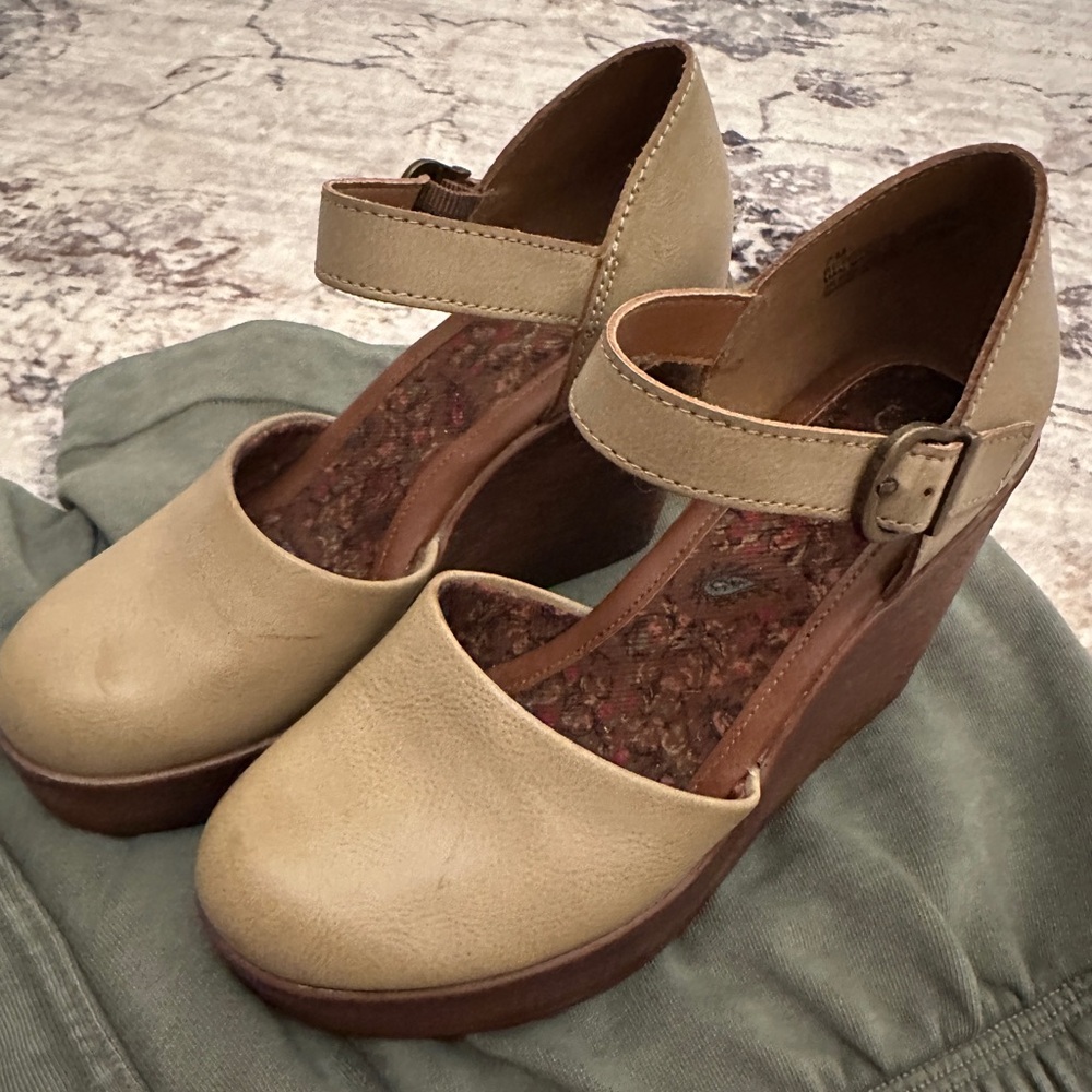 BOC nude/tan wedges sz 7
